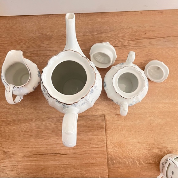 27 PCs Johann Haviland Blue Garland Dinner Set For 4, Plates, Coffee Pot, Cups - Picture 12 of 14